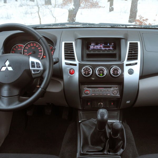 Рамка Mitsubishi Pajero Sport 2015+, Triton 2din (крепеж) (Incar RMS-N22)